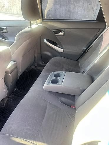avtomobil gence: Toyota Prius Hybrid – mavi rəngli, 5 qapılı liftbek. Texnologiya və — 8