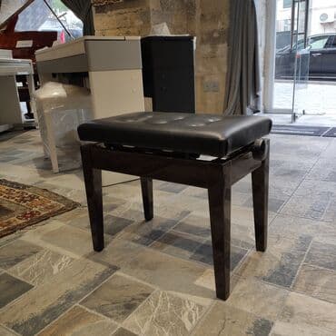 sintezator almaq: Piano üçün stul Ünvan:Nizami 42 (Daxil işlər nazirliyin arxası) İş — 1