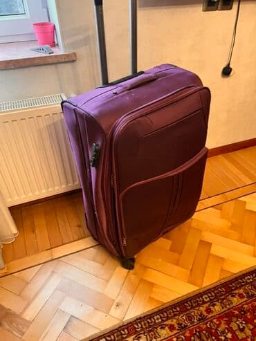 parca camadan: Böyük, bənövşəyi rəngli səyahət çantası. İçərisində əşyaları saxlamaq — 2