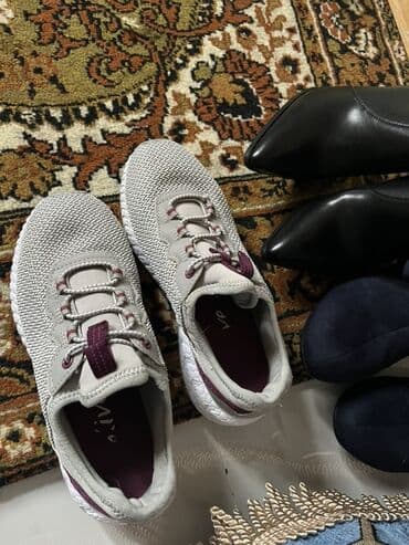 kisi ucun krasofkalar: Uniseks idman ayaqqabısı - Rəng: açıq boz üst, bənövşəyi-bordo — 1