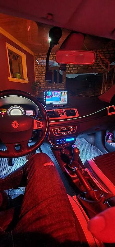 ucuz 011: Renault Megane hatchback – ağ rəng, aerodinamik kuzov dəsti və idman — 10