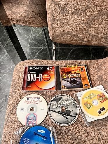kasetli: Kompakt-disk və DVD disklərdən ibarət qarışıq kolleksiya satılır — 2