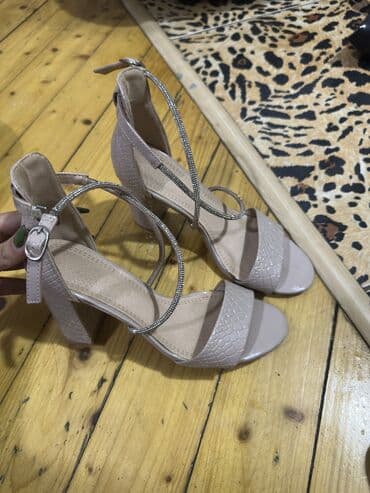 женские слипоны на высокой подошве: Размер: 36, цвет - Бежевый, Б/у — 2