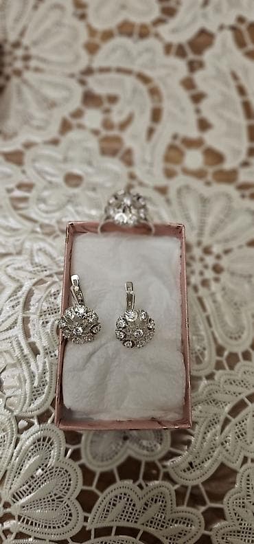 charles keith az: Gümüş rəngli zərgərlik dəsti – üzük və sırğalar - Komplekt: 1 ədəd — 4