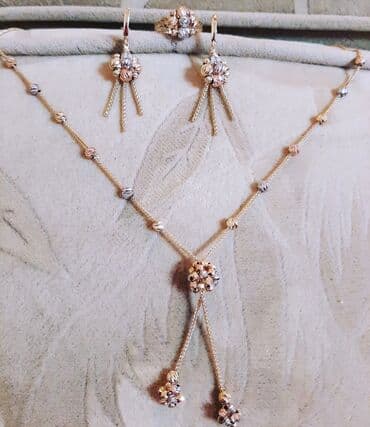 italyan qizili: Dəstə daxildir: Boyunbağı, Kulon, Sep, Pandora, Sarı qızıl, 585 Əyar, 13900 g — 2