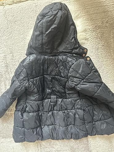 Qız uşağı üçün qara qış gödəkçəsi - Rəng: qara, parlaq teksturalı