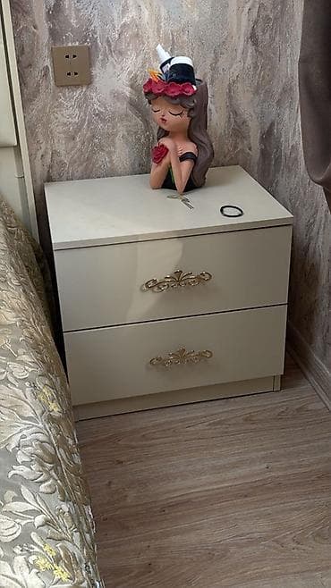 kamot: Krem rəngli yataq otağı mebel dəsti - Tərkib: güzgülü komod və 2 — 2