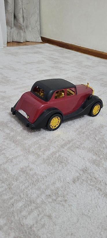 4 man Retro üslubda oyuncaq avtomobil maketi - Korpus: tünd qırmızı — 7