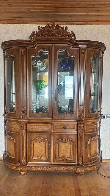 Klassik üslubda bəzəkli bufet-vitrin - Material: təbii ağac (zəngin