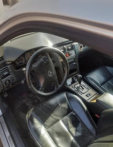 2000 bmw 320i: Mercedes-Benz E-Class: 2 l | 2000 il Sedan — 10