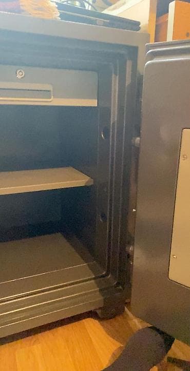 pul qab: Universal markalı seyf - Ölçülər: hündürlük 70 sm, eni 46 sm — 8