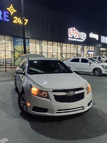e class: Chevrolet Cruze sedan – ağ rəng, benzinli, avtomatik ötürücü. Əsas — 2