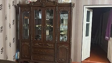 divar skaflari: Klassik üslubda vitrinli bufet - Material: təbii ağacdan hazırlanmış — 1