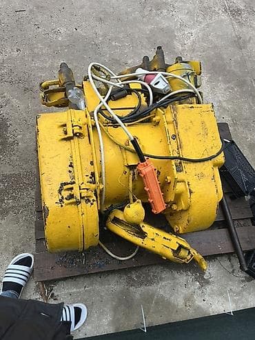 pol seki: Sənaye elektrik talı (elektrik telfer) – sarı rəngli, rels üzərində — 5