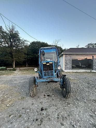 pajero təkəri: Kənd təsərrüfatı işləri üçün kabinalı traktor. Mavi rəngli, klassik — 4