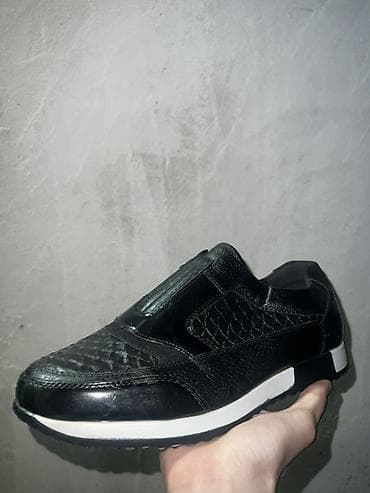 idman şort: Qara rəngli kişi klasik ayaqqabı yenidir və 43 razmer, metrolara — 1