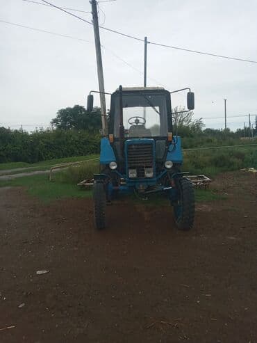 havalandirma mator: Mavi rəngli MTZ tipli təkərli traktor - Kabinalı, iki yan güzgülü - — 2