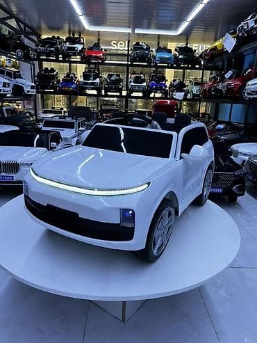uşaq çantalar: Uşaq üçün elektrikli mini maşın – ağ rəngli, futuristik SUV dizaynı - — 1
