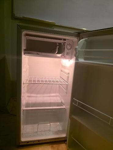 Plitələr və bişirmə panelləri: Kiçik ölçülü bir qapılı soyuducu - Rəng: metalik/boz - Kompakt ölçü — 3