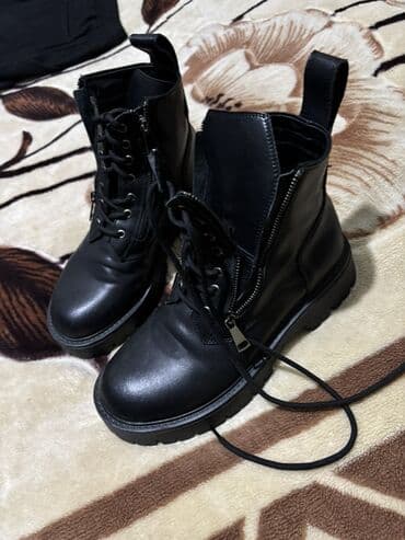 Botinkalar: Qara rəngli dəri üslubunda bağcıqlı uniseks botlar - Model — 1