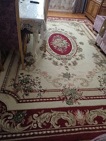 ud hindi bitkisi: Qırmızı-bəj klassik naxışlı xalça - Dizayn: Mərkəzdə oval medalon — 1