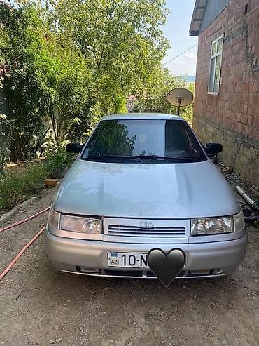 yer şumluyan: Lada 2110 sedan – gümüşü rəng. - Kuzov: 4 qapılı sedan, ön və arxa — 1