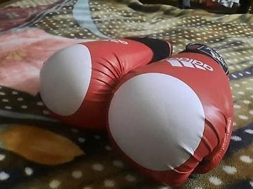 Adidas boks əlcəkləri 10razmer çox az işlənib yırtığı söküyü yoxdur