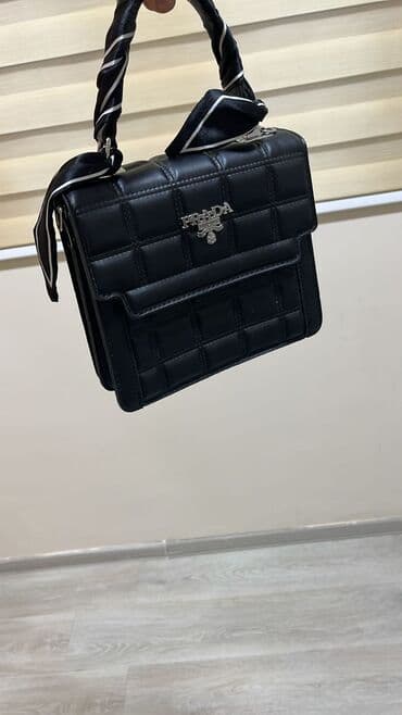 русский мех: Məhsullar: - Qara jilket/ceket: zipli ön hissə, yanlarda qapaqlı və — 20