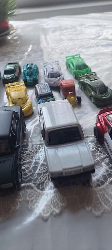 işlənmiş uşaq maşınları: Metal oyuncaq maşınlar dəsti - Miqyas: təxminən 1:64 - Korpus: metal — 7