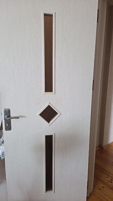 Krem rəngli – şüşə dekorlu model usden cixmiw qapi — 1