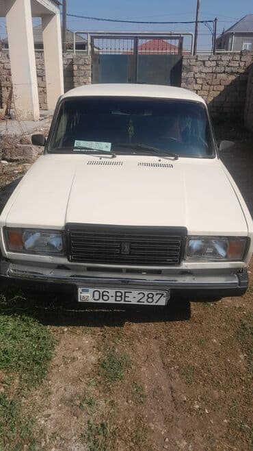 vaz 2103: VAZ 2107, ağ rəngli sedan. Klassik kvadrat dizaynlı kuzov, xrom ön — 1