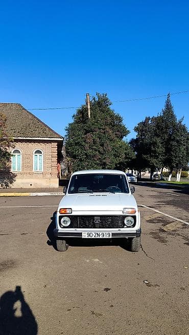 niva oturacaqlari: LADA Niva (VAZ 2121) – ağ rəngli, 3 qapı, AZ nömrə nişanı 90-ZN-919 — 6