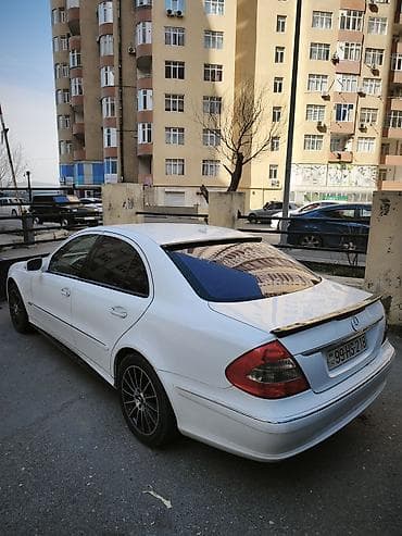 Aksesuarlar və tüninq: Ağ rəngdə Mercedes-Benz E-Class sedan avtomobili. Avtomobilin qabaq — 7