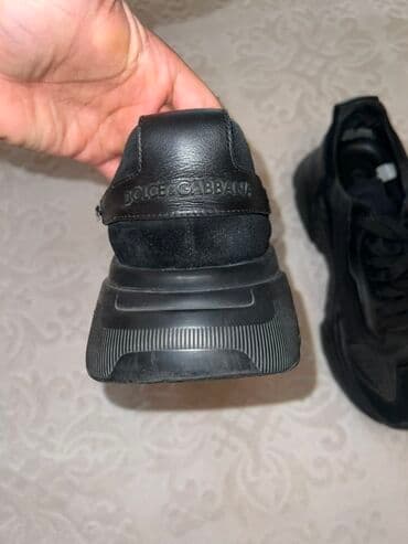 женские кеды сникерсы: Dolce & Gabbana kişi krossovkaları – tam qara rəngdə, iri formalı — 2