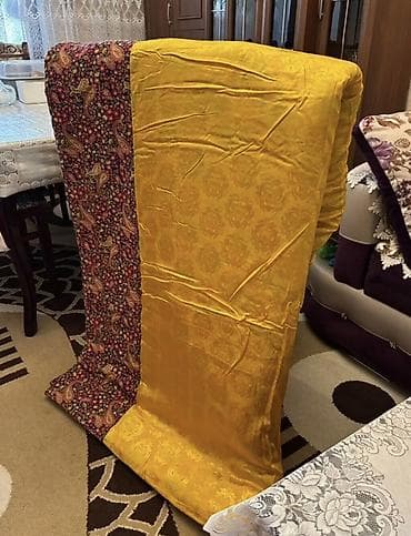 İşıqlandırma: İki işlədilmiş yorğan, hərəsi 10 manatdan. Bir təzə yorğan 15 manat — 2