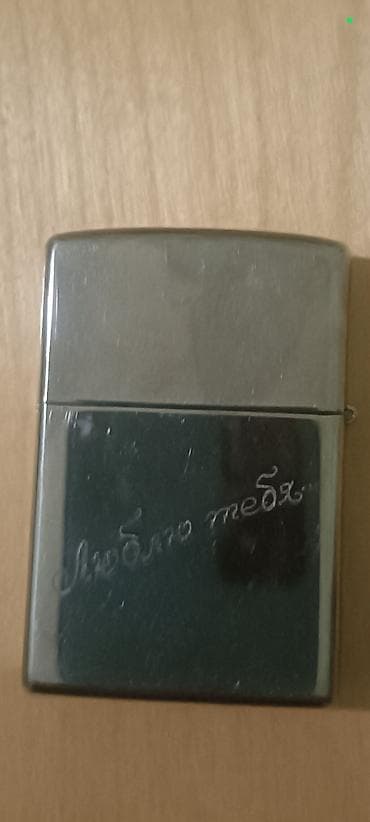 Metal korpuslu benzinli çaxmaq. Klasik qapaqlı (flip-top) dizayn