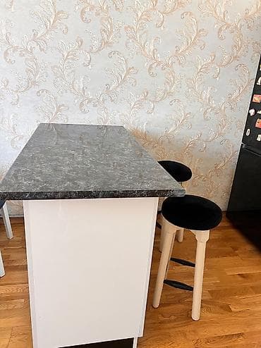 qorka islenmis: Bar stolu və ya şkaf, yanında 2 bar stolu ilə. Ölçüləri: 130 × 65 × 90 — 2