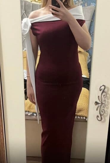 Çaydanlar: Bordo rəngdə, bədənə oturan uzun gecə/libas. Off-shoulder (açıq çiyin) — 1