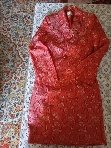 Naxışlı qırmızı parçadan hazırlanmış qadın ətək kostyumu. Kostyumun