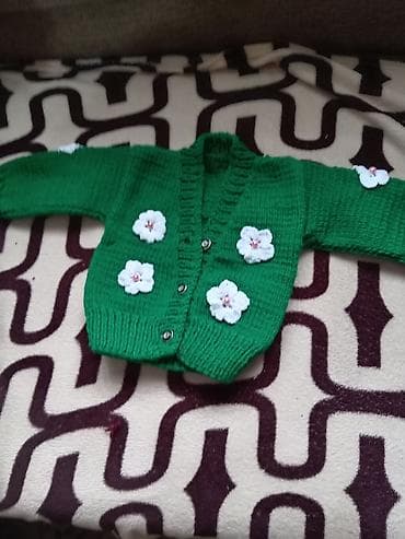 rezin cekmeler: Uşaq üçün toxunma kardiqan - Rəng: tünd yaşıl - Model: V-yaxalı, ön — 1