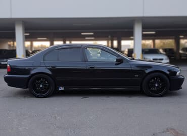 bmw 8 серия 850ci at: Bu, dörd qapılı, qara rəngli BMW E39 sedandır. Avtomobil qara rəngli — 1