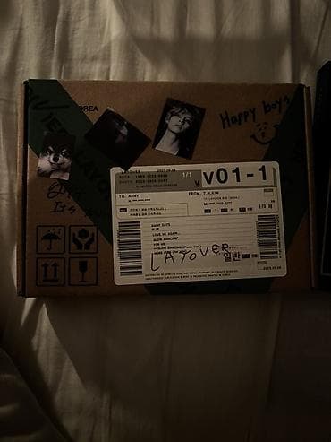 divar resmleri: Məhsul: “LAYOVER” (TaeHyung/V) albomunun orijinal xüsusi boks seti — 1