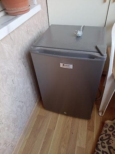 Mini soyuducu satılır.SİLVER firması.10 gün işlenib.Karopkada.Açarlı