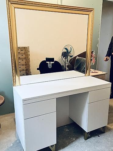 lovhe: Ağ rəngli makiyaj/iş masası və iri guzgusu - Masa: minimal dizaynlı — 1