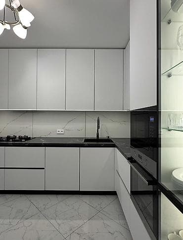 pol parket sekilleri: Müasir “L” formalı mətbəx mebeli – ağ mat fasadlar, qara mərmər — 4