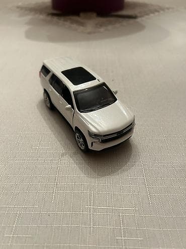 mini disk: Ağ rəngli mini model SUV maşın - Miqyas: təxmini 1:32–1:36 (kompakt — 8