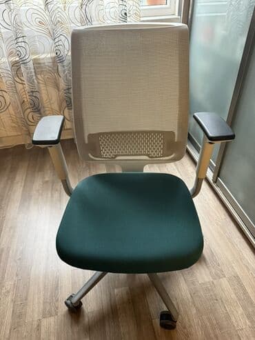 Steelcase ofis kreslosu - Brend: Steelcase (fotoşəkildə loqo görünür)