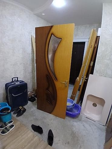 Daxili otaq qapısı – ağac dekorlu, ikirəng keçidli (açıq palıd və tünd