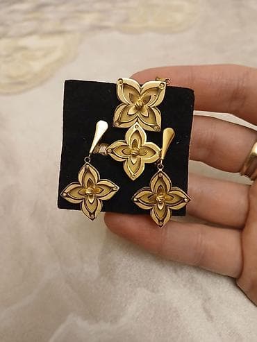 Dəstə daxildir: Sırğa