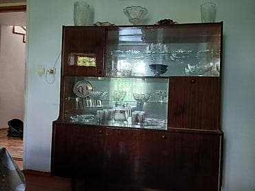 divar ici skaflar: Qədimi üslubda vitrinli bufet şkaf - Material: taxta karkas, cilalı — 1
